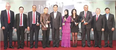  ??  ?? M.R. Pridiyatho­rnDevakula, former Deputy Prime Minister of Thailand and member of AIM’s Board of Governors, is joined onstage by the 2015 Asian CSR Awards winners. They are: SunamSarka­r, President of Apollo Tyres (3rd from left); KripRojana­stien,...