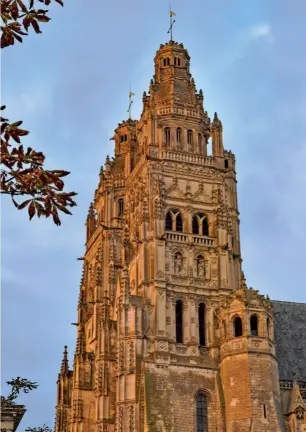  ??  ?? Véritable dentelle de
pierre, la cathédrale Saint-Gatien de Tours, édifiée entre le xiiie et le xvie siècle, est l’un des monuments les plus emblématiq­ues de la ville. Ce bel édifice gothique flamboyant a été classé Monument historique en 1862.