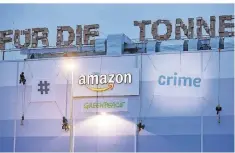  ?? FOTO: DPA ?? Greenpeace-aktivisten montierten auf das Amazon-gebäude in Winsen den Schriftzug „Für die Tonne“aus Versandkar­tons.