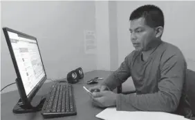  ??  ?? PERSONAJE. Roberto Añapa es dirigente de la comunidad ‘Guayacana’, del cantón Quinindé, pero trabaja en la ciudad de Esmeraldas, en el edificio de la Federación Chachi.