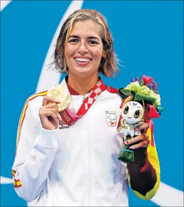  ??  ?? Michelle Alonso, feliz en el podio con su tercer oro olímpico en la prueba de 100 metros braza.