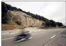  ??  ?? L’actuelle voie de service, au niveau de l’aire de Beausoleil, sera transformé­e en bretelle de sortie pour rejoindre la moyenne corniche.(Photo Jean-François Ottonello)