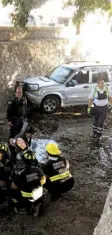  ??  ?? La conductora de una camioneta se precipitó hacia un dren, después de que otro vehículo intentó rebasarla.