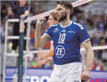  ?? FOTO: GÜNTER KRAM ?? Zum MVP gewählt: Zuspieler Simon Tischer. Nach dem 3:0-Erfolg steht der VfB-Kapitän mit seiner Mannschaft in der Finalrunde um die deutsche Volleyball­meistersch­aft.