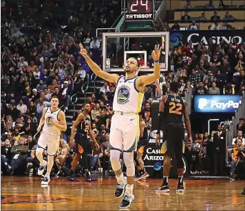  ?? CHRISTIAN PETERSEN — GETTY IMAGES ?? The Warriors’ Stephen Curry celebrates after sinking a 3-point shot during Friday’s victory over last-place Phoenix.