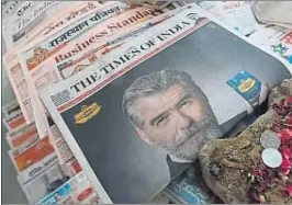  ?? DOMINIQUE FAGET / AFP ?? El anuncio de Pan Bahar, con Brosnan, en la portada de un diario