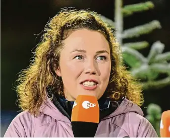 ?? FOTO ČTK ?? V jiné roli. Bývalá šampionka Laura Dahlmeiero­vá se už věnuje biatlonu jen jako televizní komentátor­ka. A nelituje.