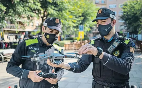  ?? XAVI JURIO ?? Les aplicacion­s. Dos agents de la policia local de Vila-seca provant un dron que pot incorporar càmera amb infrarojos o altaveus