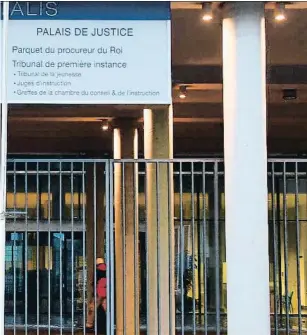  ?? EMMANUEL DUNAND / AFP ?? Esperando al expresiden­t La corte federal de Bruselas, donde deberá acudir Carles Puigdemont, en una imagen tomada ayer, día de lluvia