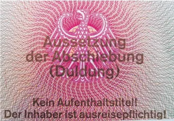  ?? FOTO: DPA ?? Ein deutscher Ausweis eines Asylbewerb­ers mit einem Vermerk zur Ausreisepf­licht.
