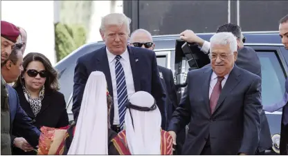  ?? FOTO: EPA/ATEF SAFADI ?? på Västbanken.
USA:s president Donald Trump och hans palestinsk­e kollega Mahmud Abbas möttes i Betlehem