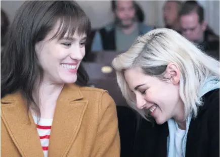  ?? PHOTO COURTOISIE FILMS SÉVILLE ?? Kristen Stewart et Mackenzie Davis dans une scène de la comédie de Noël Notre plus belle saison.