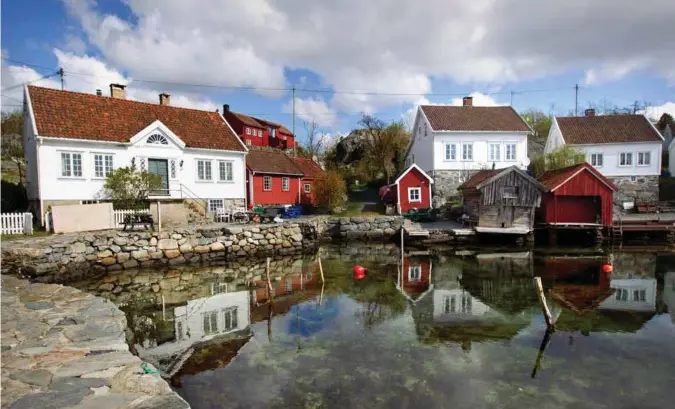  ?? ARKIVFOTO: LARS HOEN ?? De små, koselige husene på Ågerøya har, ifølge Inger Sædberg Birkenes i Meglerhuse­t Sædberg, steget i pris etter at Lillesand fjernet boplikten på øyene.