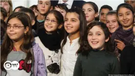  ??  ?? Mädchen und Jungen der Neckarschu­le in Mannheim freuten sich über den Besuch des Bundespräs­identen (Archivbild)