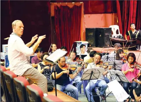  ?? PHA LINA ?? Aaron Carpene leads the Saigon Philharmon­ic Orchestra during a rehearsal of on Wednesday.