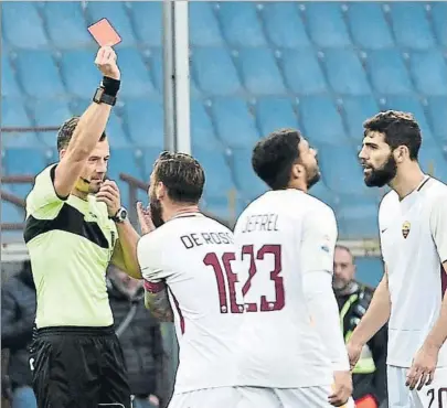  ?? FOTO: GETTY ?? Roja a De Rossi El colegiado no apreció su manotazo a Lapadula en directo, pero el VAR delató al capitán de la Roma