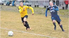  ?? FOTO: HANS HERRMANN ?? Lukas Riedmüller (links) war beim 5:2-Sieg des FC Gutmadinge­n über den FC Königsfeld nicht zu halten und wurde mit drei Vorlagen und einem Treffer zum Mann des Spiels.