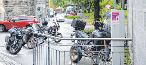  ?? FOTO: EMANUEL HEGE ?? Auf dem Wall sollen die Stellplätz­e von 13 auf 21 erweitert werden. Parkschein­e müssen die Fahrer dort aber nicht ziehen.