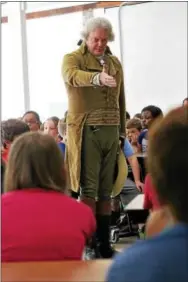  ?? CANDICE MONHOLLAN — DAILY LOCAL NEWS ?? Bill Barker, who portrays Thomas Jefferson in Colonial Williamsbu­rg, made the trek from Virginia to visit fifth graders at Penn Wood Elementary School.