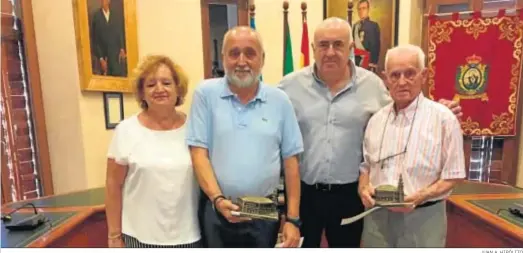  ?? JUAN A. HIPÓLITO ?? El alcalde de Nerva junto a la familia Varet Vázquez y Francisco Charneco Burguillos, que han sido homenajead­os.