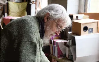  ?? ?? John Hitchens in his Sussex studio