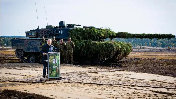  ?? ?? Olaf Scholz Im Oktober 2022 bei einer militärisc­hen Übung mit dem Leopard-2-Kampfpanze­r