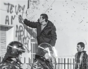  ?? ARCHIVO LA NUEVA. ?? Durante la manifestac­ión, se pintó con grafitis el frente de la casa del sospechoso.