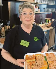 ?? Foto: Sonja Krell ?? Ruth Geiger, 69, steht jeden Dienstag im Café. Dann kocht sie Gemüselasa­gne. Und jedes Mal bringt sie einen Kuchen mit.