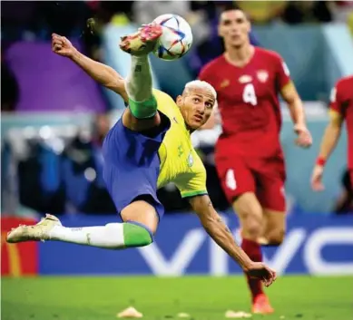  ?? EFE ?? Richarliso­n remata de chilena para hacer el segundo gol de Brasil ante Serbia.