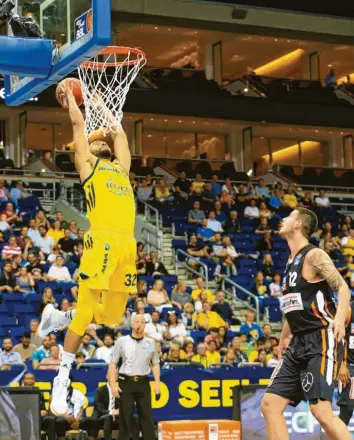  ?? Foto: Nordphoto/Engler ?? Johannes Thiemann stopft den Ball in den Korb, Bogdan Radosavlje­vic und alle anderen Gegenspiel­er schauen zu. Ratiopharm Ulm machte es den Berlinern im ersten Viertelfin­alspiel arg leicht.