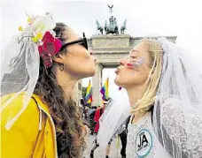  ?? Foto: Reuters ?? Radost Pár se raduje u berlínské Braniborsk­é brány poté, co německý parlament legalizova­l sňatky osob stejného pohlaví.