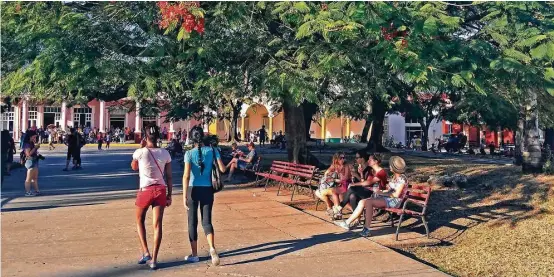  ?? Amelia Rayno photos / Minneapoli­s Star Tribune ?? Santa Clara’s center square comes to life in the afternoon.