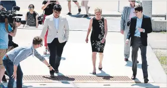  ?? MATHEW MCCARTHY WATERLOO REGION RECORD ?? Premier Kathleen Wynne checks out the LRT tracks during a visit to the University of Waterloo engineerin­g school on Friday.