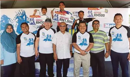  ?? ZULFADHLI ZULKIFLI
PIX BY ?? Terengganu Infrastruc­ture, Public Works, Energy and Green Technology Committee chairman Rosli Othman (centre) with winners of the ‘Harian Metro Mountain Bike Grand Prix 2017’ in Kertih yesterday. With them are New Straits Times Press (NSTP) chief...