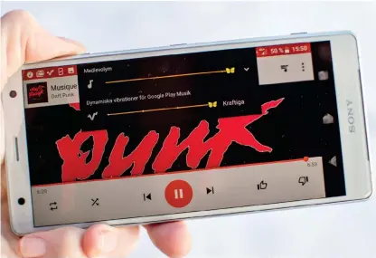  ??  ?? RÄTTA KÄNSLAN. En vibrations­motor gör att jag känner musiken i handen. Skärmen är 5,7 tum och mobilen har 64 GB inbyggt minne.