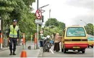  ?? ZAIM ARMIES/JAWA POS ?? FASILITAS TAK LENGKAP: Pemandanga­n angkutan umum yang menurunkan penumpang di dekat rambu-rambu larangan berhenti sering terlihat di sepanjang frontage road.