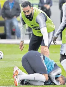  ?? EFE ?? El jugador se resintió tras el choque con su compañero Adil Rami.