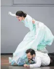  ?? FOTO: WILFRIED HÖSL ?? Temperamen­tvoll: Olga Kulchynska als Susanna und Alex Esposito als Figaro.