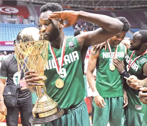  ??  ?? D’Tigers inspiratio­nal player, Chamberlai­n Oguchi and team mates celebratei­ng victory at the 2015 Afrobasket Championsh­ip in Tunisia