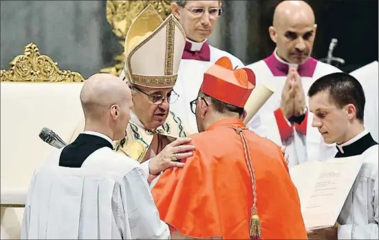  ?? ALBERTO PIZZOLI / AFP ?? El Papa conversa con Omella tras entregarle el birrete y el anillo en la ceremonia de ayer en la basílica de San Pedro del Vaticano