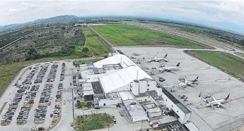  ??  ?? PROCESO. El aeropuerto de SPS está en la etapa cuatro de certificac­ión, de cinco que exigen.