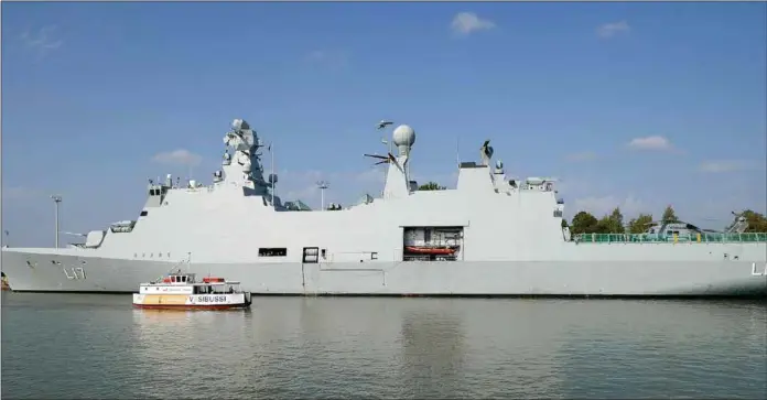  ?? FREDRIK HÄGGMAN ?? FLAGGSKEPP. 137 meter långa HDMS Esbern Snare är den danska flottans största fartyg