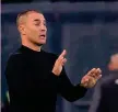  ?? LAPRESSE ?? Esordio Fabio Cannavaro, 50 anni, alla guida dell’Udinese lo, Giampi Pinzi. «Venti minuti insieme a raccontarc­i», dopo le raccomanda­zioni di Pairetto, ha spiegato l’allenatore della Roma. Poi tutti in campo a darsi battaglia perché la posta era altissima per l’Udinese, ma anche per la Roma.