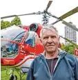  ??  ?? Pilot Martin Nüssli hubschraub­er. vor seinem Lasten