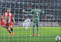  ??  ?? PROBLEMAS. A Keylor le cuesta salir y el Girona lo aprovechó.