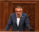  ??  ?? Senatorul PSD Lucian Romașcanu a atras atenția în plenul reunit al Parlamentu­lui asupra faptului că angajații nu își pot încasa salariile.