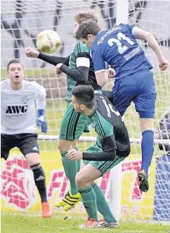  ?? BENEFOTO ?? Turus Mittelfeld­spieler Janis Kraus (re., blaues Trikot) setzt vor dem Cronenberg­er Tor zu einem Kopfball an.