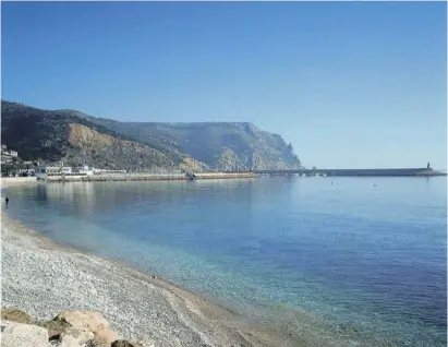  ?? Foto: Rathaus ?? Die Playa de la Grava im Hafenviert­el hat noch bis 30. September eine Strandwach­e.