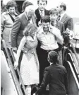  ?? Foto: dpa ?? Jürgen Vietor und die verletzte Stewardess Gabi Dillmann landen am 18. Oktober 1977 in Frankfurt.