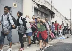  ??  ?? 0 Thousands of migrants are heading towards Mexico